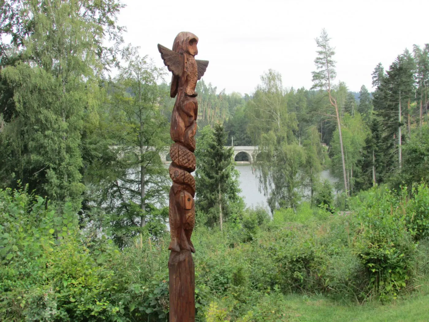 Za dřevěnými sochami Ladislava Jaroše